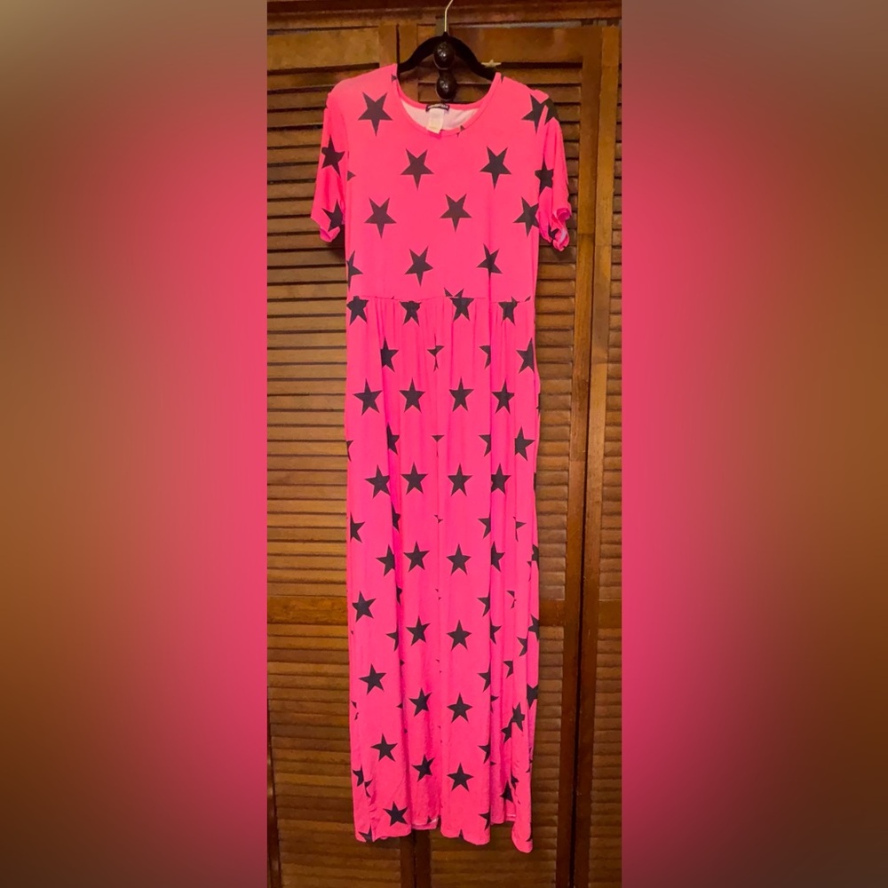 NEW HEIMISH USA Fuchsia Pink w/Black Stars - Maxi Dress with Pockets in LARGE